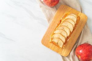 Pan de manzana desmenuzado sobre tablero de madera foto
