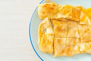 roti con huevo y leche condensada azucarada foto