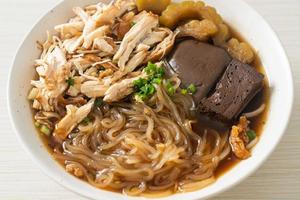 tazón de sopa de pollo con fideos guisados foto