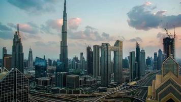 dubai, uae - Mars 24, 2022 de nattlig panorama av funtain i främre av burj khalifa och opera. video