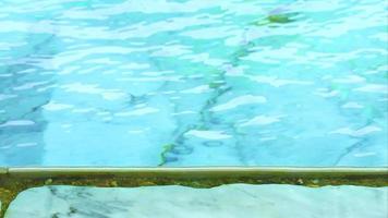 a água da piscina cheia de cloro pode corroer o piso de mármore video