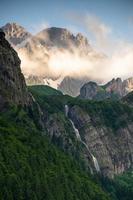 un cascada fluido abajo un escarpado montaña foto