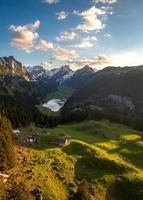 un granja en el Valle siguiente a un montaña lago foto