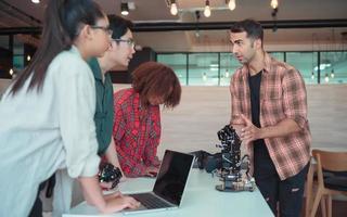 el avance de tecnología tiene ayudó a aliviar humano cargas controlado a mano robot eso es otro tipo de trabajo ese ayuda en reduciendo el límites de personas conductible su propio trabajar. foto