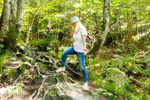 mujer caminando en el montaña bosque foto