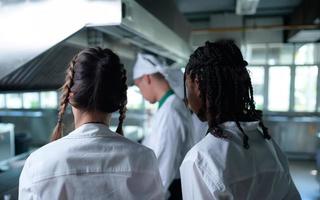 joven cocinero, Universidad profesor es paso en el conocimiento de Cocinando a estudiantes foto