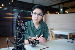 The advancement of technology has helped to alleviate human burdens. hand-controlled robot It is another type of work that assists in reducing the limits of people conducting their own work. photo