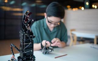 The advancement of technology has helped to alleviate human burdens. hand-controlled robot It is another type of work that assists in reducing the limits of people conducting their own work. photo