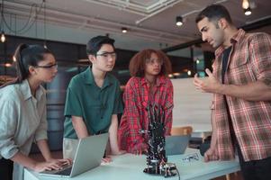 The advancement of technology has helped to alleviate human burdens. hand-controlled robot It is another type of work that assists in reducing the limits of people conducting their own work. photo