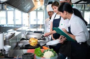 Cocinando clase atmósfera, es a trabajo cercanamente con un cocinero y aprender desde experimentado cocineros a Reconocido instituciones foto