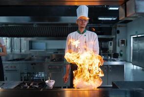 Chefs that specialize in cooking will be meticulous with every cooking process. Even minor details will not be overlooked. As with stir-fry, high heat will be used until a flaming flame appears photo