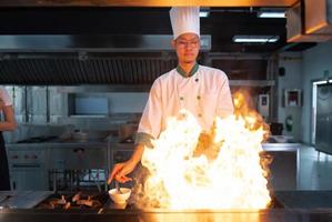 Chefs that specialize in cooking will be meticulous with every cooking process. Even minor details will not be overlooked. As with stir-fry, high heat will be used until a flaming flame appears photo