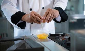 Cocinando clase atmósfera, es a trabajo cercanamente con un cocinero y aprender desde experimentado cocineros a Reconocido instituciones foto