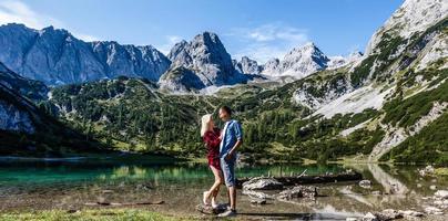 joven Pareja en montañas sonriente foto