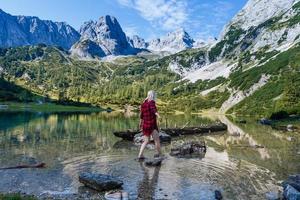 mujer disfrutando belleza de naturaleza mirando a montaña. aventuras viajar, Europa. mujer soportes en antecedentes con Alpes. foto