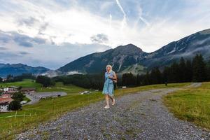 mujer disfrutando belleza de naturaleza mirando a montaña. aventuras viajar, Europa. mujer soportes en antecedentes con Alpes. foto