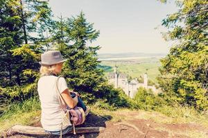 descanso cerca Neuschwanstein. niña es sesión, disfrutando un descanso en el medio de el alpino montañas foto