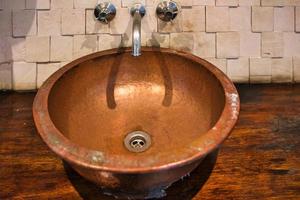 antiguo Clásico cobre lavabo a el takamaka Ron destilería foto