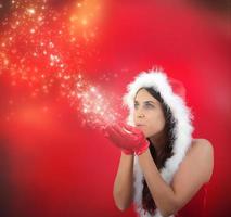 Navidad concepto con niña en Papa Noel sombrero foto