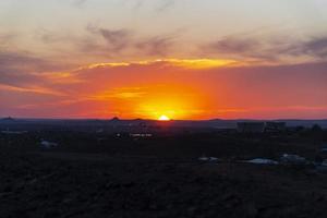 una vista de la cima de la colina rota, la colina rota es una ciudad minera interior en el extremo oeste del interior de Nueva Gales del Sur, Australia, con el cielo del atardecer. foto