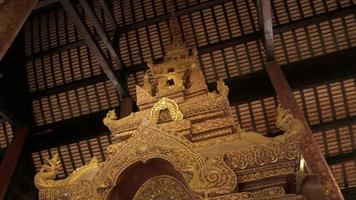 vue de magnifique architecture de pagode stupa à l'intérieur magnifique de wat phra singha temple video