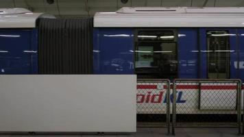 visie Aan platform in Kuala lumpur kl schildwacht station terwijl openbaar trein vervoer weggaan van de platform video