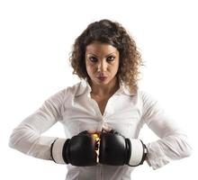 determinado mujer de negocios con boxeo guantes foto