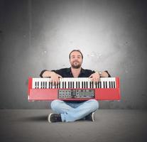 hombre con piano música foto