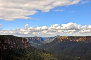 azul montañas arenisca crestas y eucalipto bosques foto