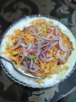 channa papri charla condimento servido en plato aislado en mesa parte superior ver de indio y pakistaní comida