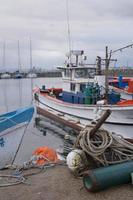 el nublado tarde a el pescar muelle foto