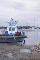 el nublado tarde a el pescar muelle foto