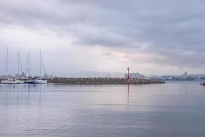 el nublado tarde a el pescar muelle foto