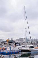 el nublado tarde a el pescar muelle foto