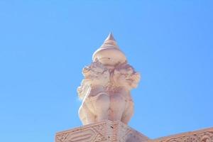 el hermosa y delicado tailandés escultura de blanco Kirin en estuco en el Iglesia pared es un hermosa punto de referencia y turista atracción y en contra el tailandés templo Iglesia pared y azul cielo antecedentes. foto