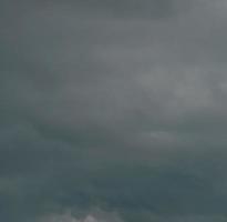 nubes en el cielo como un fondo, malo clima, acerca de a lluvia foto