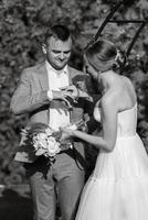 Boda ceremonia de el recién casados en el claro foto