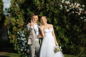 Boda ceremonia de el recién casados en el claro foto