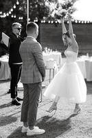 Boda ceremonia de el recién casados en el claro foto