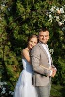 Boda ceremonia de el recién casados en el claro foto