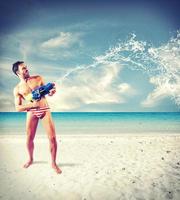 hombre con pistola de agua foto