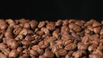 rallentatore di chicchi di caffè tostati che cadono. semi di caffè biologico. video