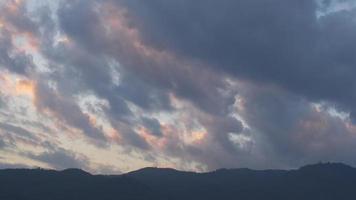 el crepúsculo y el cielo del amanecer con un lapso de tiempo de nubes cumulus en una grabación nocturna de 4k. video