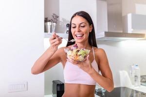 joven caucásico mujer comiendo ensalada. sano dieta. hermosa sonriente mujer comiendo Fresco orgánico vegetariano ensalada. sano comiendo, comida y estilo de vida concepto. salud, belleza foto