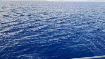 verano fiesta concepto. el interminable blues de el Egeo. el Dom brilla brillantemente y es reflejado en el agua. natural cielo y horizonte antecedentes video