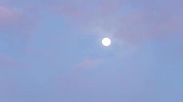 lapso de tiempo de el Luna ese se mueve a amanecer Hasta que eso desaparece en el Mañana video