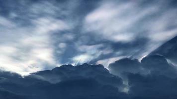 trevlig rör på sig vit cirrus moln i horisont, skön blå himmel och molnlandskap, skön naturlig landskap, klar blå himmel med en moln, färsk luft, Timelapse antal fot video