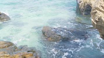 Meer Landschaft mit Felsen auf das Strand schön Blau Wasser mit Wellen