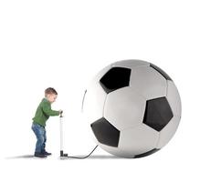 niño con grande fútbol pelota foto