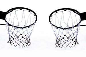 baloncesto aro visto desde abajo en blanco fondo, un ver de un baloncesto aro desde abajo foto